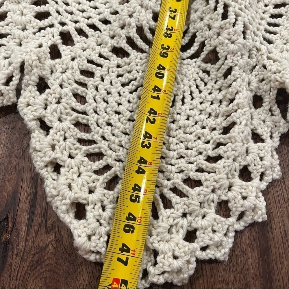 Vintage crochet floral look round table topper tablecloth